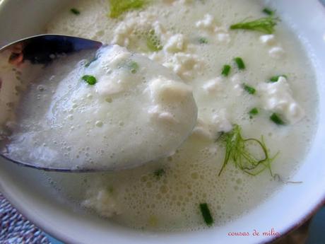 Sopa fría de pera y pepino con queso sin lactosa