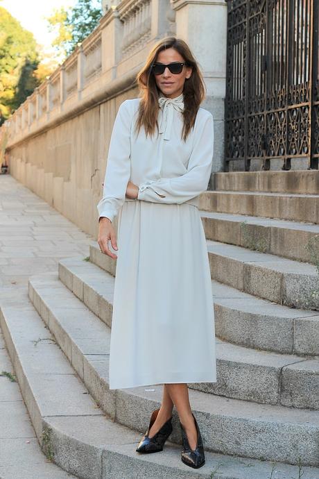 vestido blanco con lazada y capa