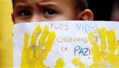 Los niños celebran la paz en Colombia. Todas Las Sombras. Fuente:http://todaslassombras.blogspot.com/2016/09/el-testimonio-de-una-victima-del.html 