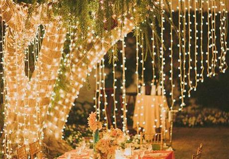Decoración con luces colgantes para tu boda - Foto: www.ellahoy.es