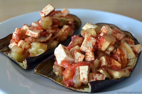 Berenjenas rellenas de tofu y tomate