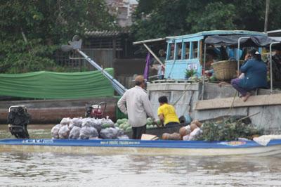 Vende y compra, la edad no importa en Cai Rang (Can Tho - Siem Reap día 16 #vietnam16im)