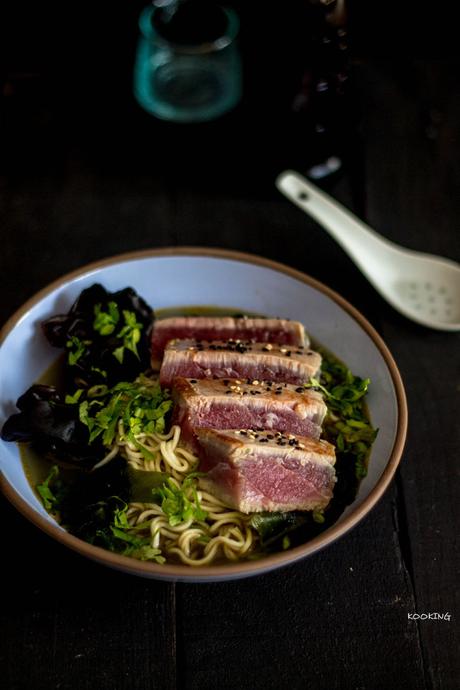 Ramen con atun fresco