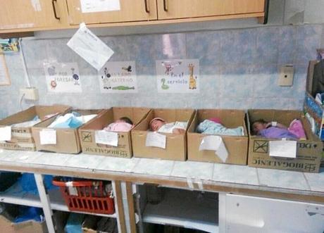 La revolución reciclada de Maduro: bebés en cajas de cartón. La oposición distribuyó ayer imágenes del estado de los hospitales venezolanos que vuelven a poner el foco sobre la grave crisis humanitaria que vive el país.