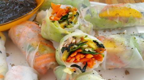 Rollitos de verdura y fruta en papel de arroz con salsa agridulce de dátiles y tamarindo