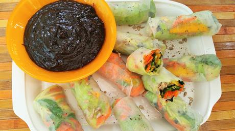 Rollitos de verdura y fruta en papel de arroz con salsa agridulce de dátiles y tamarindo