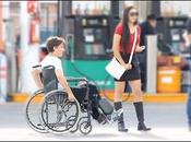 Joven HACE CREER SILLA RUEDAS para grabar HUMILLAR chica haciéndole quedar INTERESADA