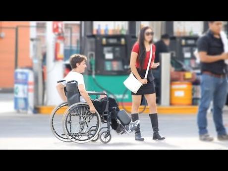 Joven HACE CREER que va EN SILLA DE RUEDAS para grabar y HUMILLAR a una chica haciéndole quedar de INTERESADA