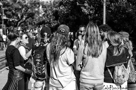 Grupo de turistas conversando en Blanco y Negro.