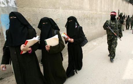 Mujeres Rumbo a Gaza: estúpidas, falsas, ignorantes, sesgadas, pero sobre todo … profundamente HIPÓCRITAS.
