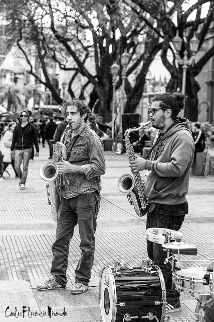 Musicos de jazz callejeros en Recoleta.B&N