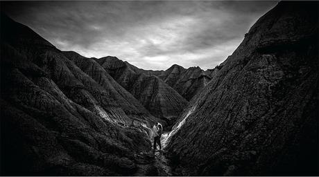 Sesión de pareja de Julia y Miguel pareja-entre-montañas-bardenas-sesion-pareja-navarra