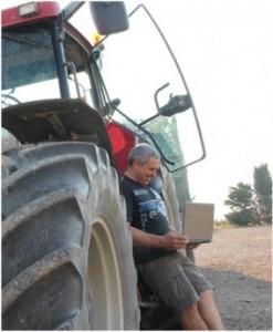 Un agricultor consigue un crédito online desde su tractor