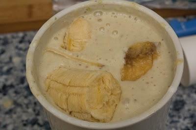 Tortitas fit de avena de gofre con choco blanco, higos, avellanas y nibs de cacao  con helado y caramelo