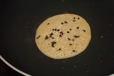 Tortitas fit de avena de gofre con choco blanco, higos, avellanas y nibs de cacao  con helado y caramelo