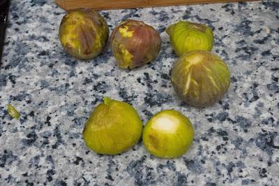 Tortitas fit de avena de gofre con choco blanco, higos, avellanas y nibs de cacao  con helado y caramelo