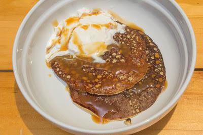 Tortitas fit de avena de gofre con choco blanco, higos, avellanas y nibs de cacao  con helado y caramelo