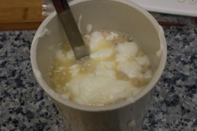 Tortitas fit de avena de gofre con choco blanco, higos, avellanas y nibs de cacao  con helado y caramelo