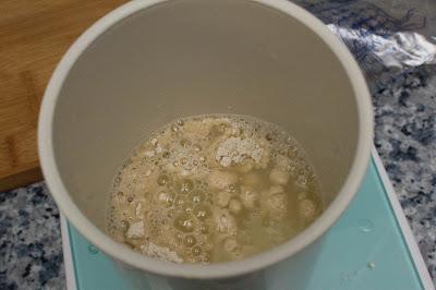 Tortitas fit de avena de gofre con choco blanco, higos, avellanas y nibs de cacao  con helado y caramelo