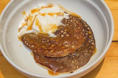 Tortitas fit de avena de gofre con choco blanco, higos, avellanas y nibs de cacao  con helado y caramelo