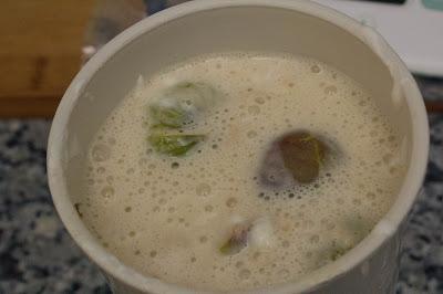 Tortitas fit de avena de gofre con choco blanco, higos, avellanas y nibs de cacao  con helado y caramelo