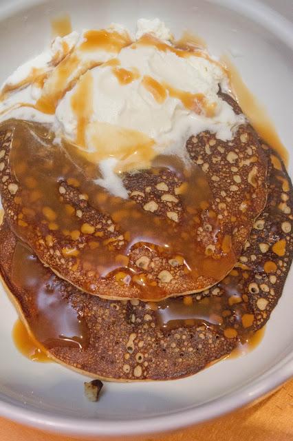 Tortitas fit de avena de gofre con choco blanco, higos, avellanas y nibs de cacao  con helado y caramelo