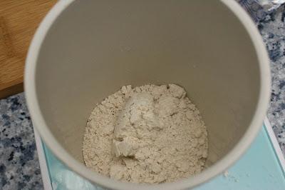 Tortitas fit de avena de gofre con choco blanco, higos, avellanas y nibs de cacao  con helado y caramelo