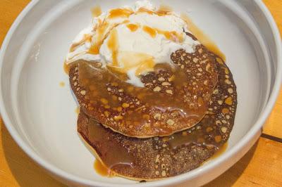 Tortitas fit de avena de gofre con choco blanco, higos, avellanas y nibs de cacao  con helado y caramelo