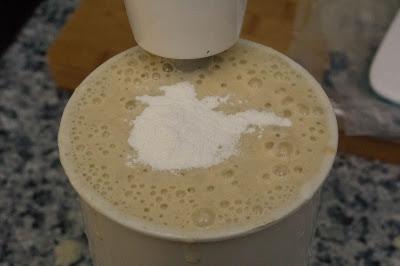 Tortitas fit de avena de gofre con choco blanco, higos, avellanas y nibs de cacao  con helado y caramelo