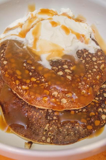 Tortitas fit de avena de gofre con choco blanco, higos, avellanas y nibs de cacao  con helado y caramelo