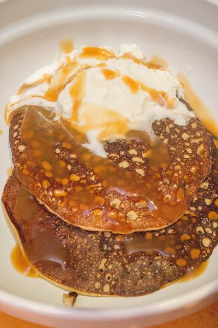 Tortitas fit de avena de gofre con choco blanco, higos, avellanas y nibs de cacao  con helado y caramelo