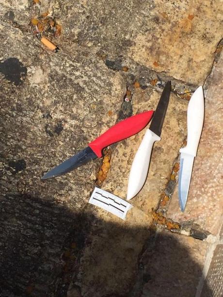 Los cuchillos de uno de los terroristas palestinos que quiso atacar a la agente de policía el 16 de septiembre en Cisjordania