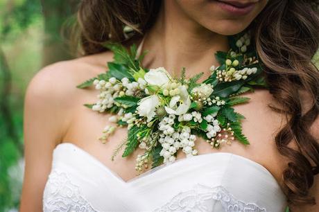 Collar de flores naturales en vez de ramo de novia - Foto: www.chicvintagebrides.com