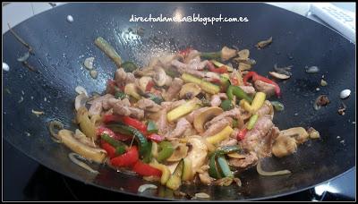 Salteado de cerdo con verduras en wok