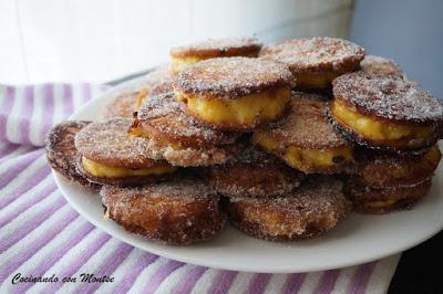 Galletas fritas rellenas de flan