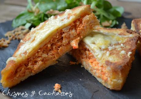 Sándwich frito de pollo con pimientos y queso