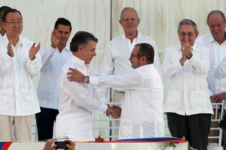 Presidente Santos y alias “Timochenko” firman acuerdo por la Paz en Colombia