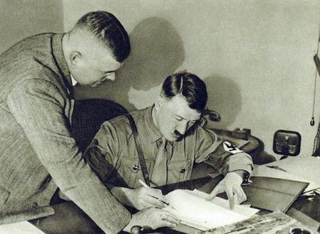 Hitler escribiendo