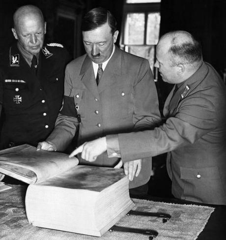 Adolf Hitler revisa una edición especial de 'Mein Kampf'
