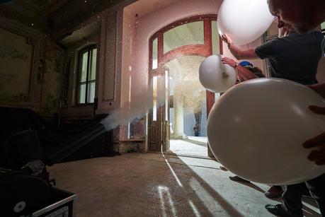 Sony llena un casino abandonado con 4.000 globos y 1.500kg de purpurina en este bonito anuncio