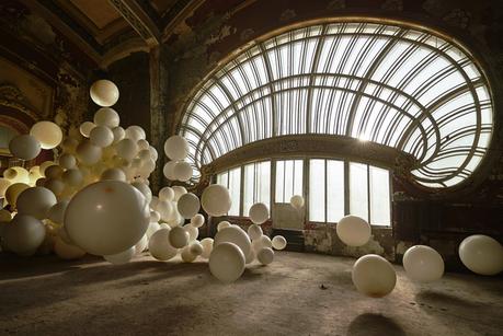 Sony llena un casino abandonado con 4.000 globos y 1.500kg de purpurina en este bonito anuncio