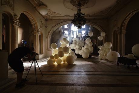 Sony llena un casino abandonado con 4.000 globos y 1.500kg de purpurina en este bonito anuncio