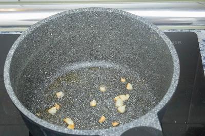 Menú de espaguetis con guisantes ytomates  cherry al vino con pollo a la parmesana