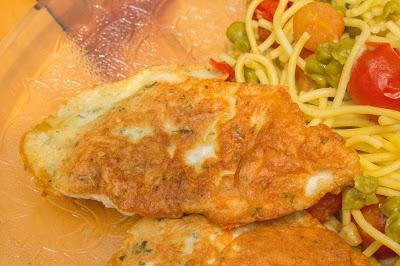 Menú de espaguetis con guisantes ytomates  cherry al vino con pollo a la parmesana