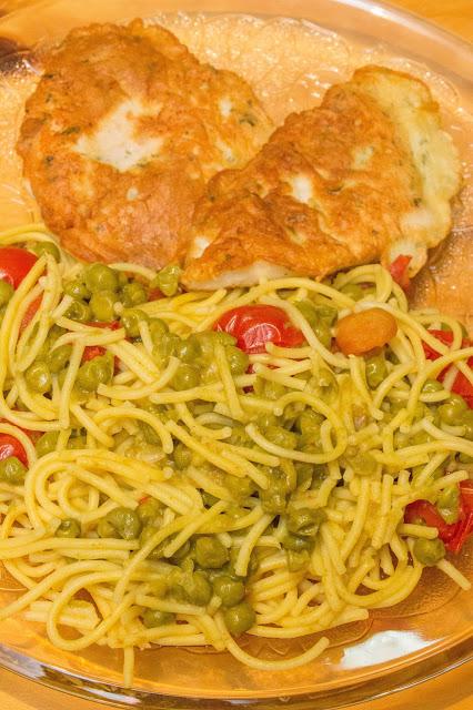 Menú de espaguetis con guisantes ytomates  cherry al vino con pollo a la parmesana