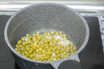 Menú de espaguetis con guisantes ytomates  cherry al vino con pollo a la parmesana