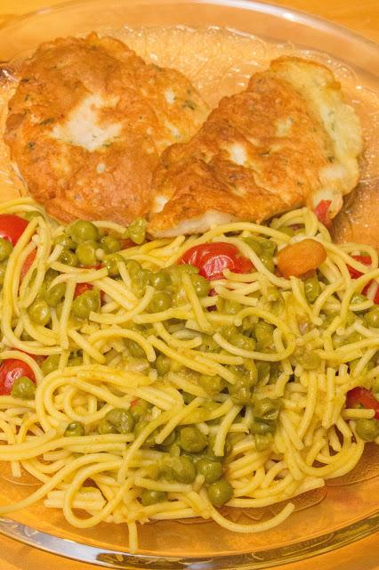 Menú de espaguetis con guisantes ytomates  cherry al vino con pollo a la parmesana