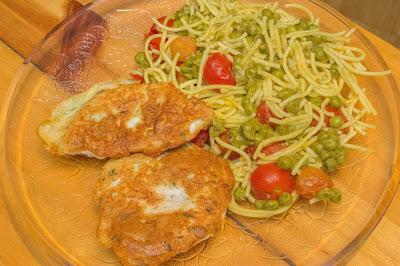Menú de espaguetis con guisantes ytomates  cherry al vino con pollo a la parmesana