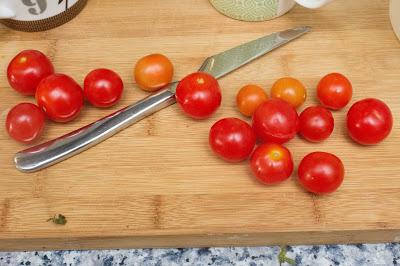 Menú de espaguetis con guisantes ytomates  cherry al vino con pollo a la parmesana