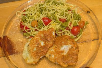 Menú de espaguetis con guisantes ytomates  cherry al vino con pollo a la parmesana
